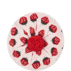 Вязаная шапка с клубничным узором и помпоном