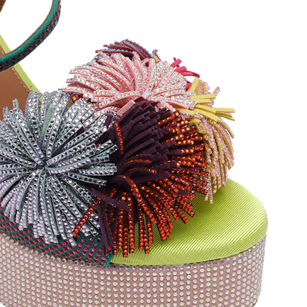 Босоножки на платформе с завязками и помпонами