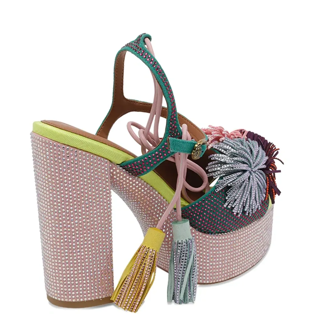 Босоножки на платформе с завязками и помпонами