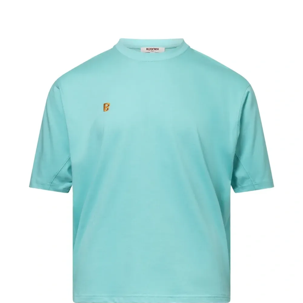 Футболка с вышитым инициалом-логотипом