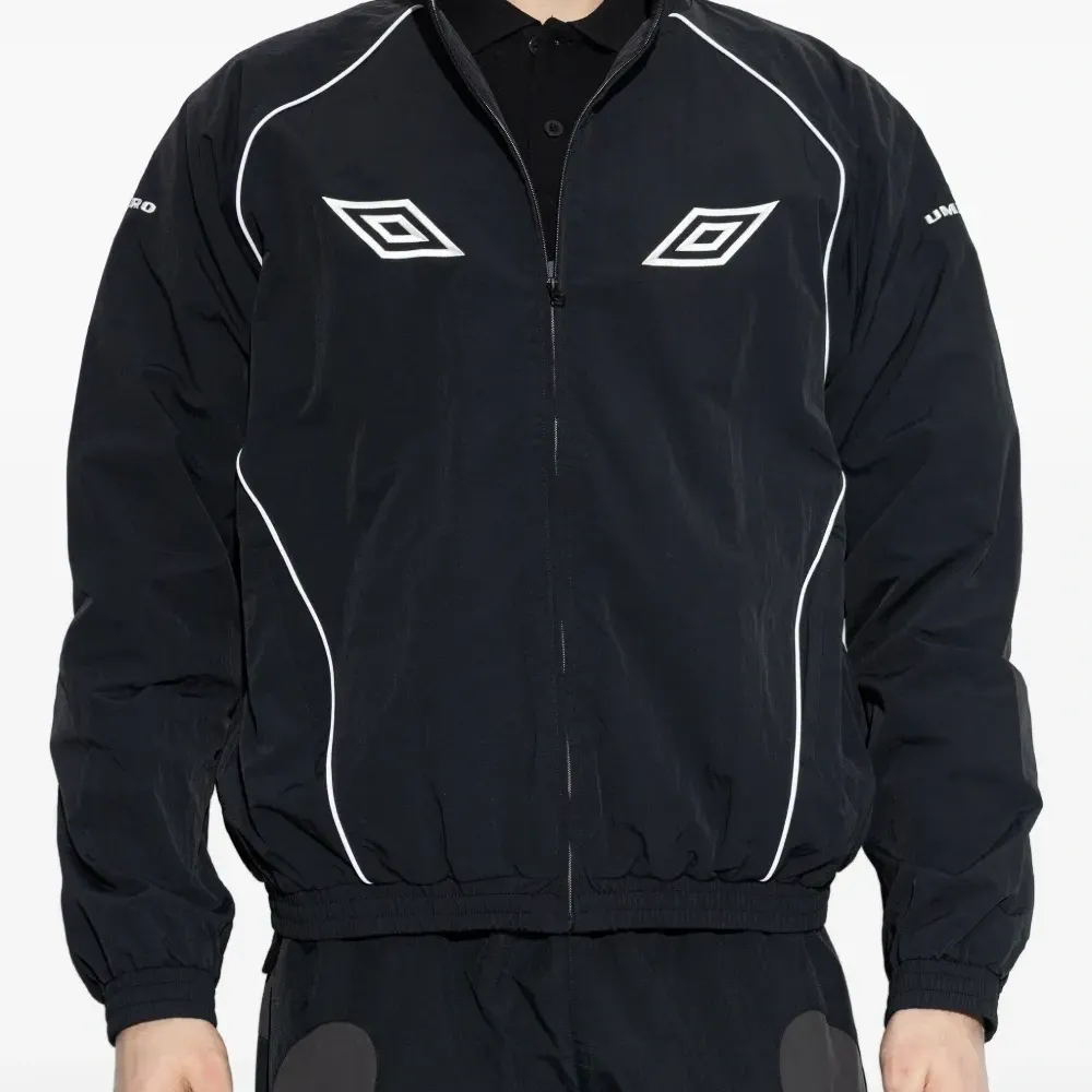 Куртка с вышитым логотипом