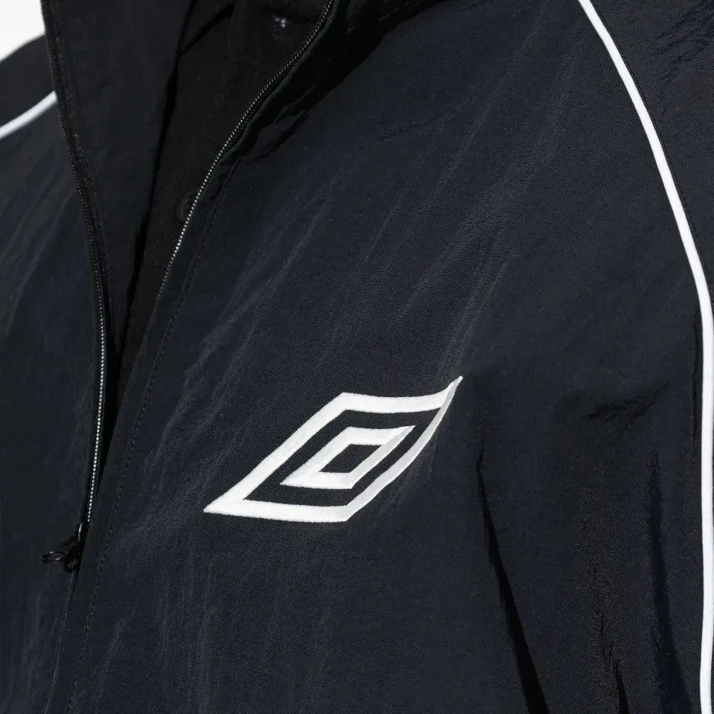 Куртка с вышитым логотипом