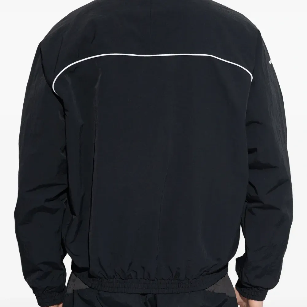 Куртка с вышитым логотипом