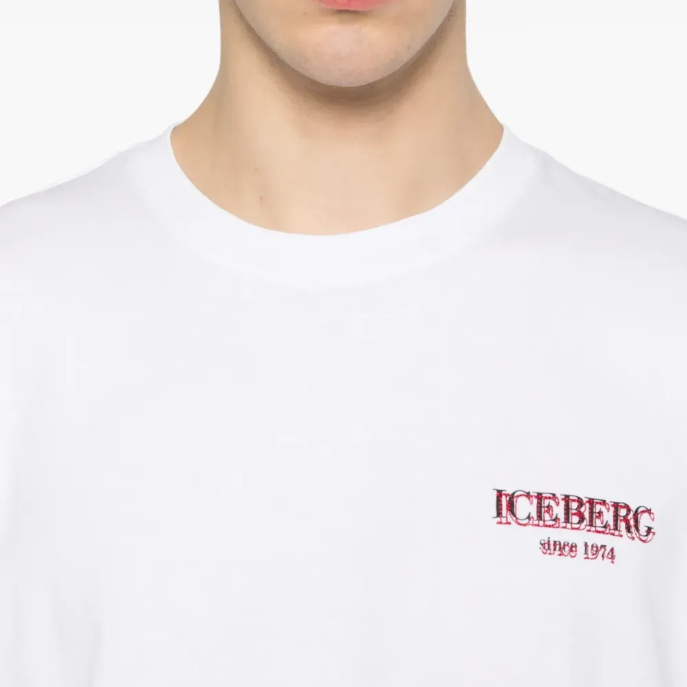 Футболка с логотипом