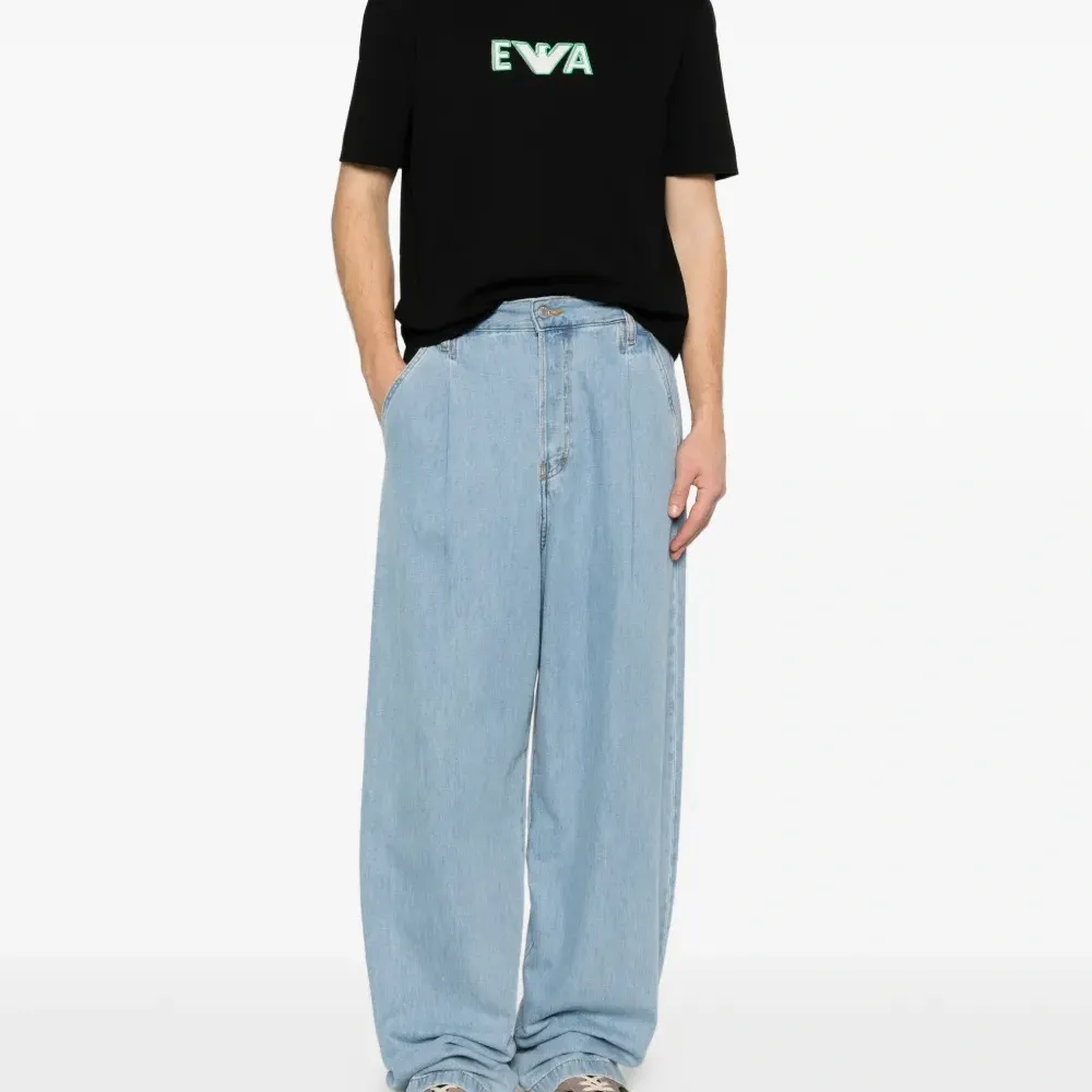 Футболка с вышитым логотипом