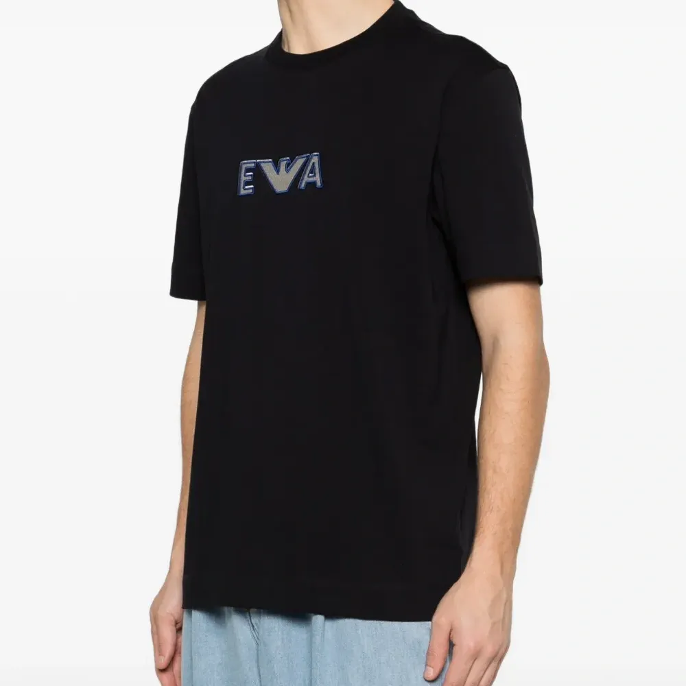 Футболка с вышитым логотипом