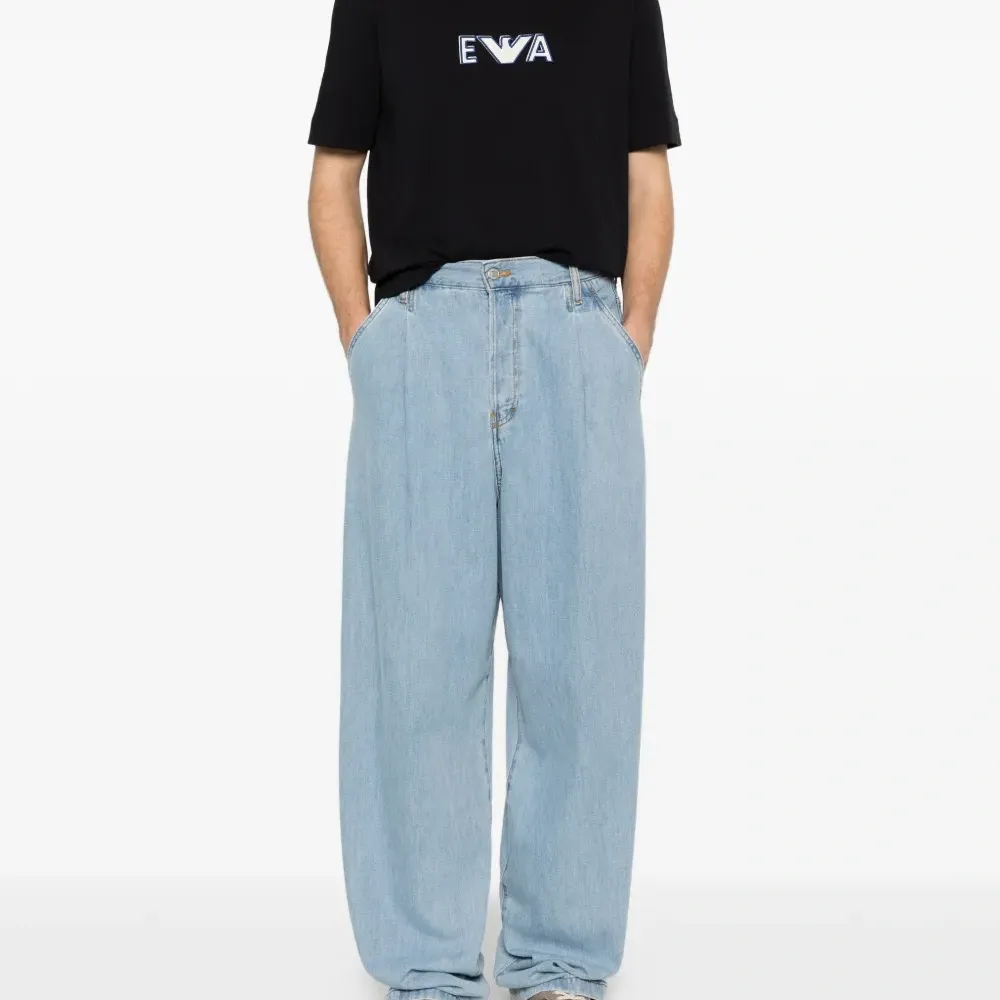 Футболка с вышитым логотипом