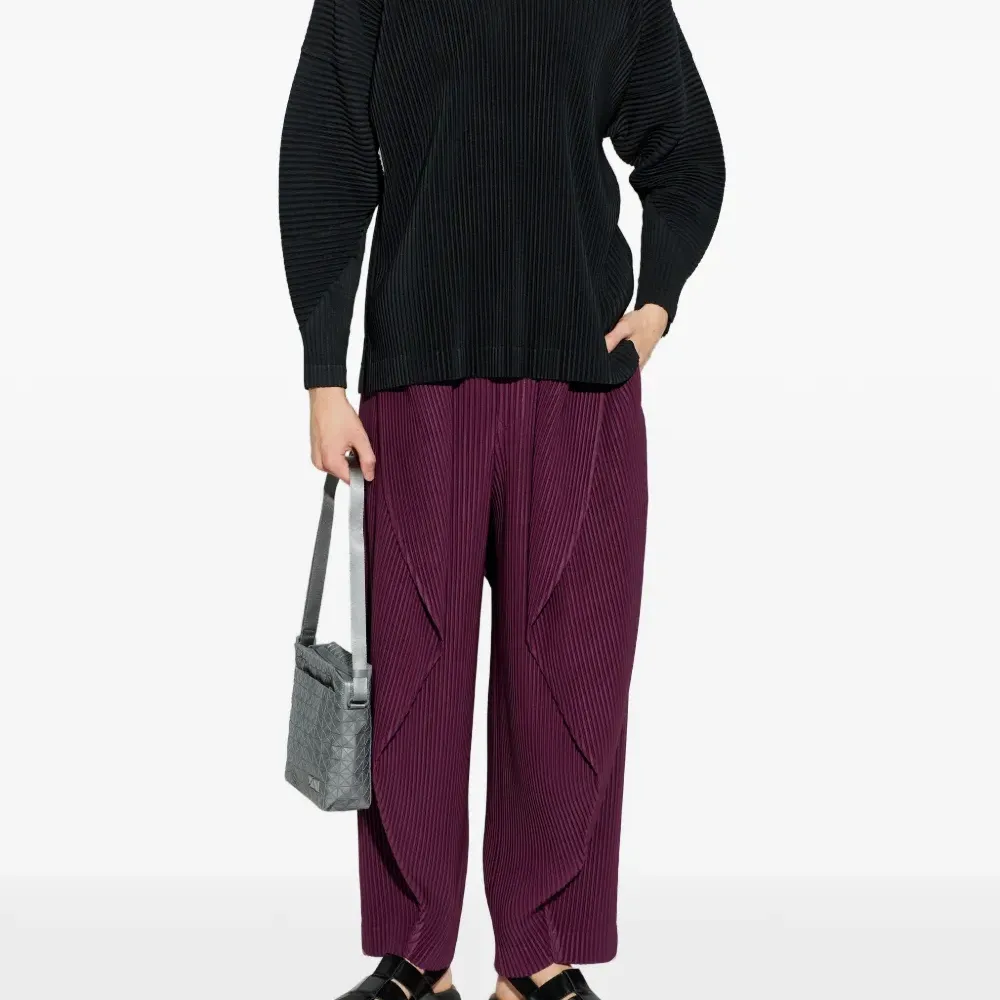 Плиссированная футболка с V-образным вырезом