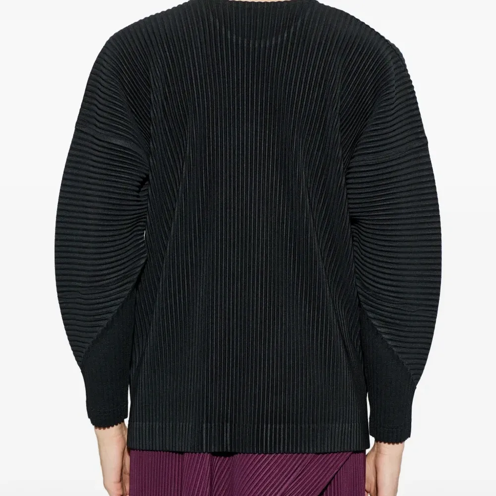 Плиссированная футболка с V-образным вырезом