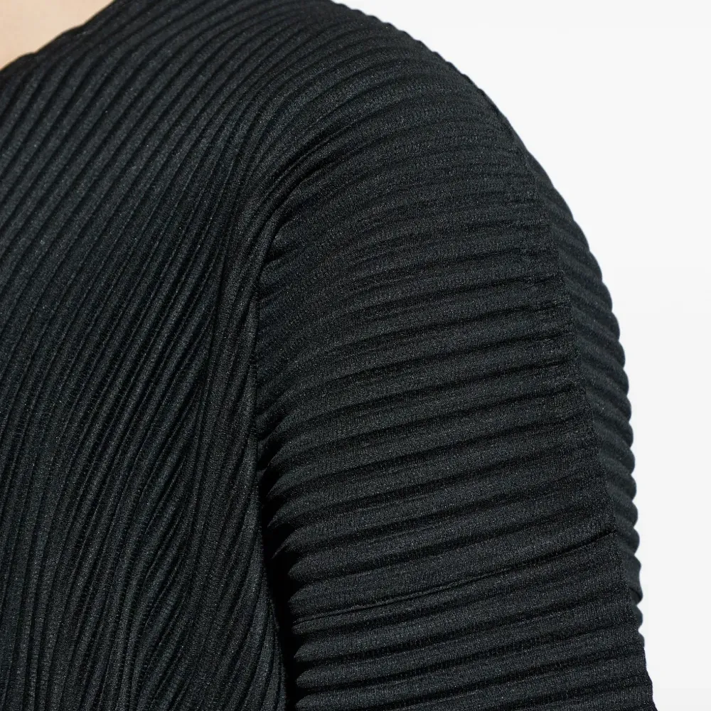 Плиссированная футболка с V-образным вырезом