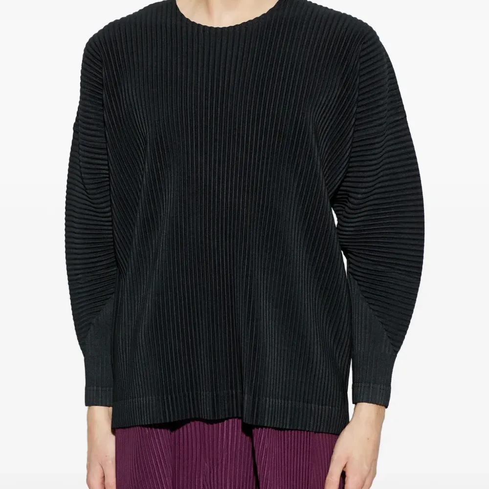 Плиссированная футболка с V-образным вырезом