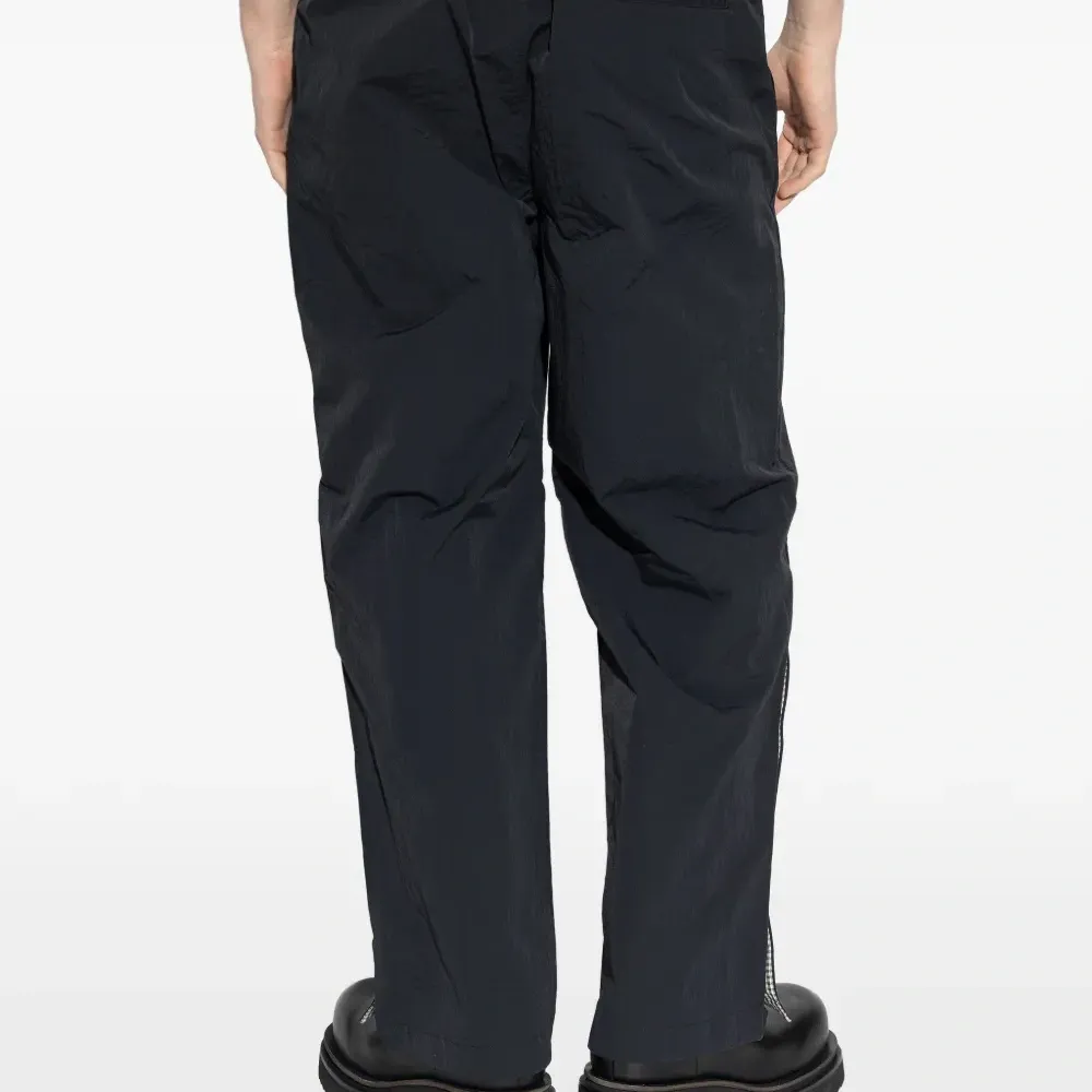 Брюки с вышитым логотипом