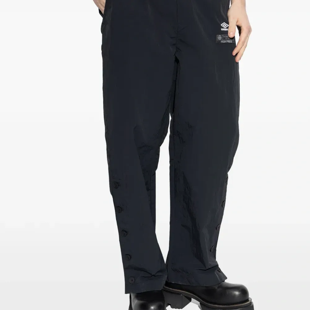 Брюки с вышитым логотипом