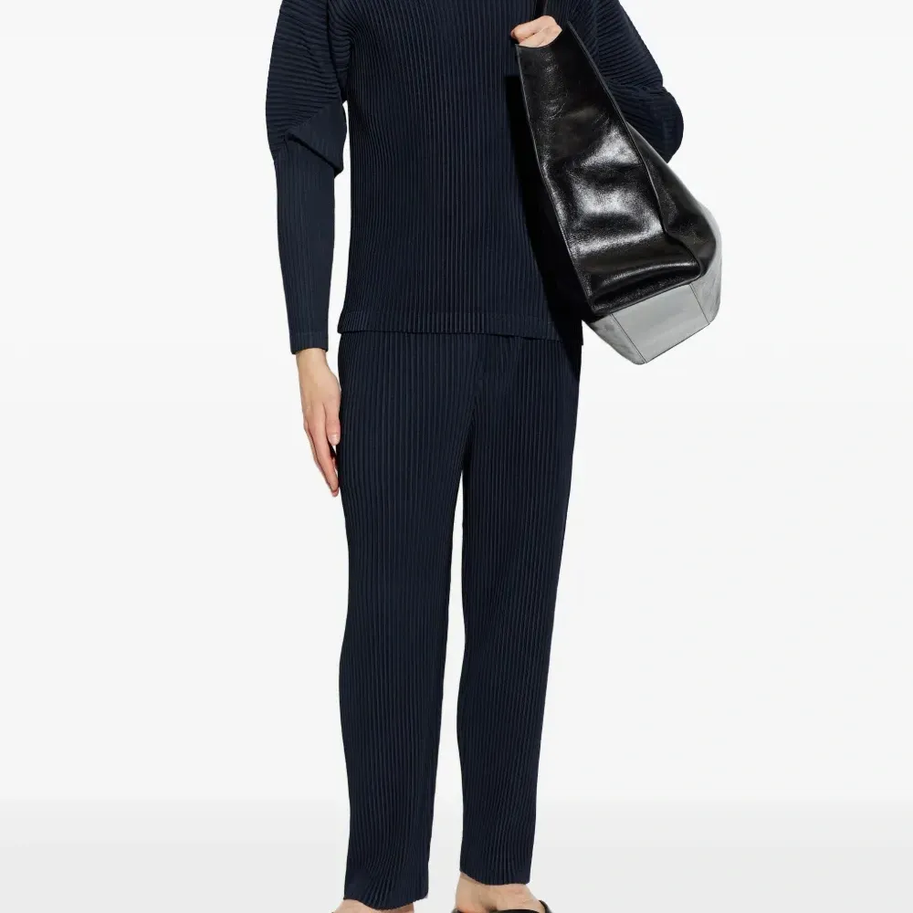 Плиссированная футболка с длинными рукавами