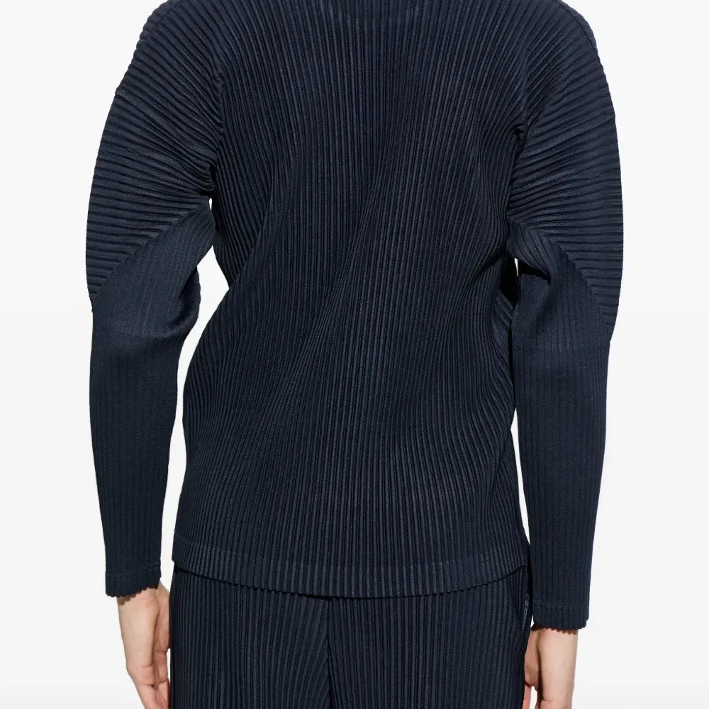 Плиссированная футболка с длинными рукавами