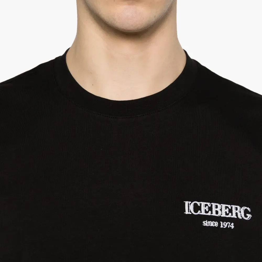 Футболка с логотипом