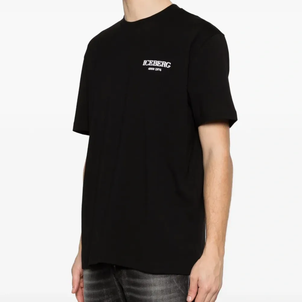 Футболка с логотипом