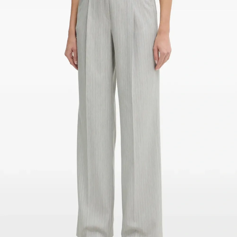 Брюки в полоску с защипами