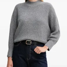 Свитер с высоким воротником