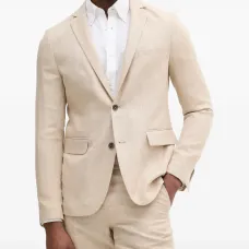 Костюм с застёжкой на пуговицы и лацканами с вырезом