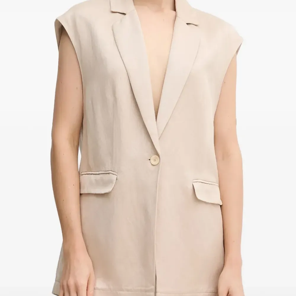 Жилет-пиджак без рукавов на одну пуговицу Жилет-пиджак без рукавов на одну пуговицу