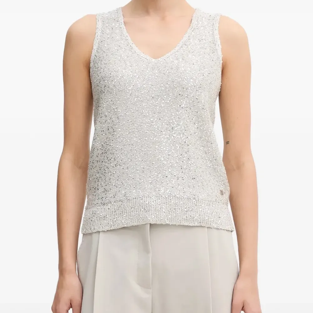 Топ с V-образным вырезом и пайетками