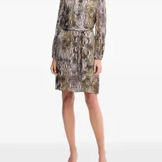 Платье с галстуком на шее и змеиным принтом