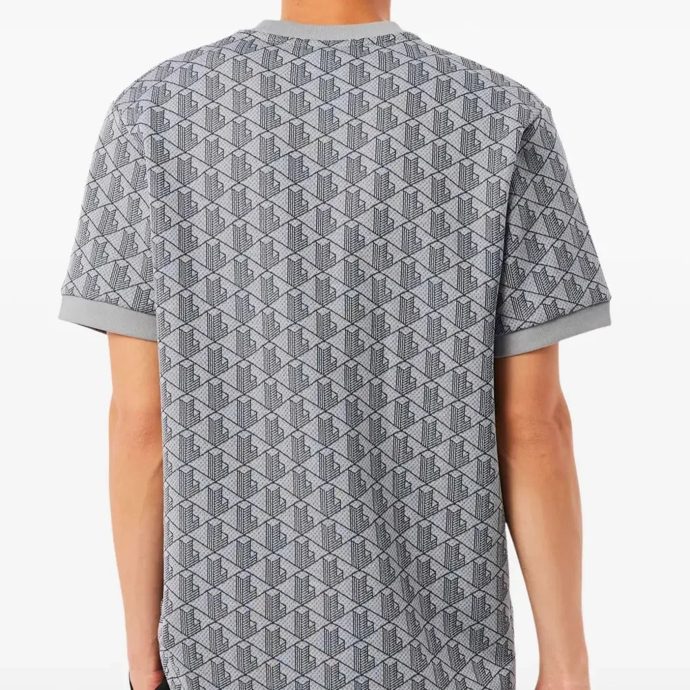 Футболка с геометрическим принтом