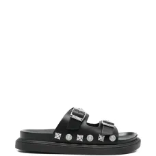 Сандалии, украшенные пряжкой