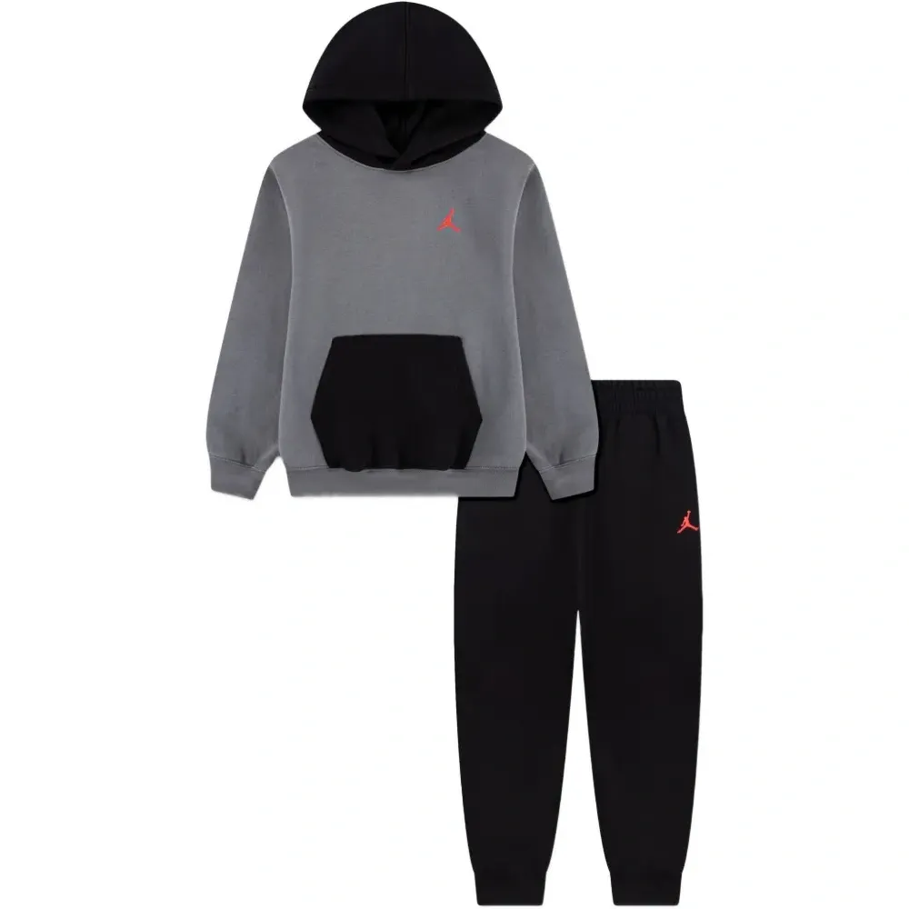 Спортивный костюм с капюшоном и логотипом Спортивный костюм с капюшоном и логотипом