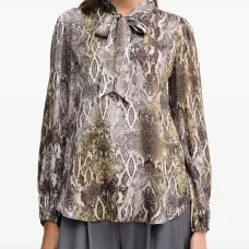 Блузка с бантом и змеиным принтом