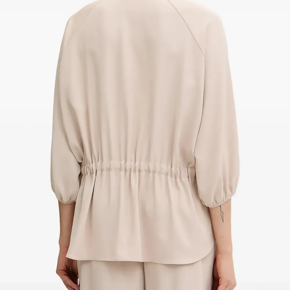 Блузка с V-образным вырезом и кулиской