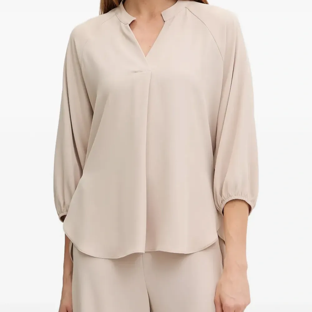 Блузка с V-образным вырезом и кулиской