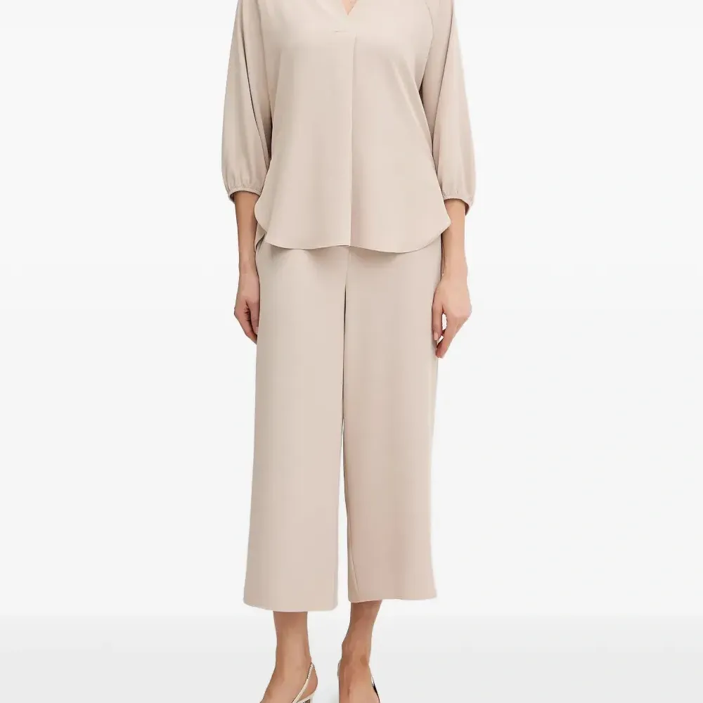 Блузка с V-образным вырезом и кулиской