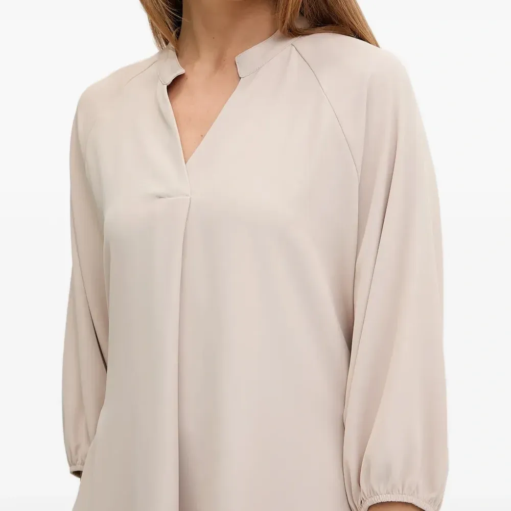 Блузка с V-образным вырезом и кулиской