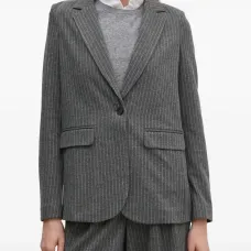 Приталенный пиджак в тонкую полоску с клапанами на карманах