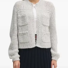 Трикотажное изделие с украшением на кармане