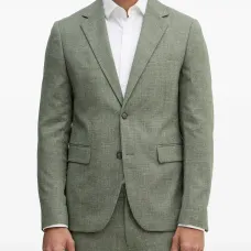 Приталенный костюм на пуговицах