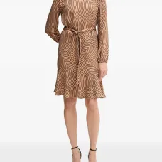 Мини-платье с узором и поясом на талии