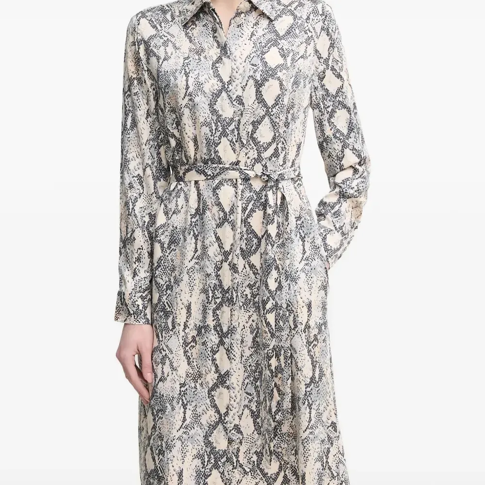 Платье миди с анималистичным принтом на пуговицах