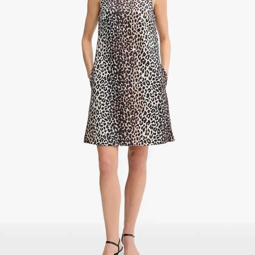 Мини-платье с декоративной отделкой и анималистичным принтом