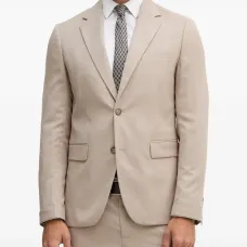 Костюм на пуговицах