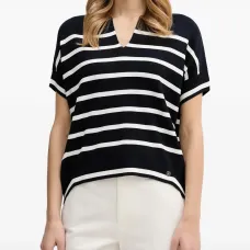 Футболка в полоску с V-образным вырезом