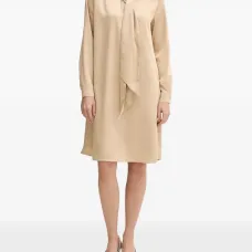 Платье с галстуком на шее