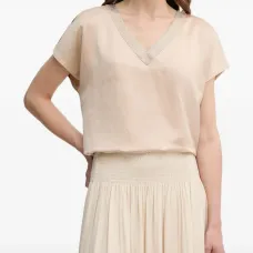 Топ с V-образным вырезом и декоративной отделкой Топ с V-образным вырезом и декоративной отделкой