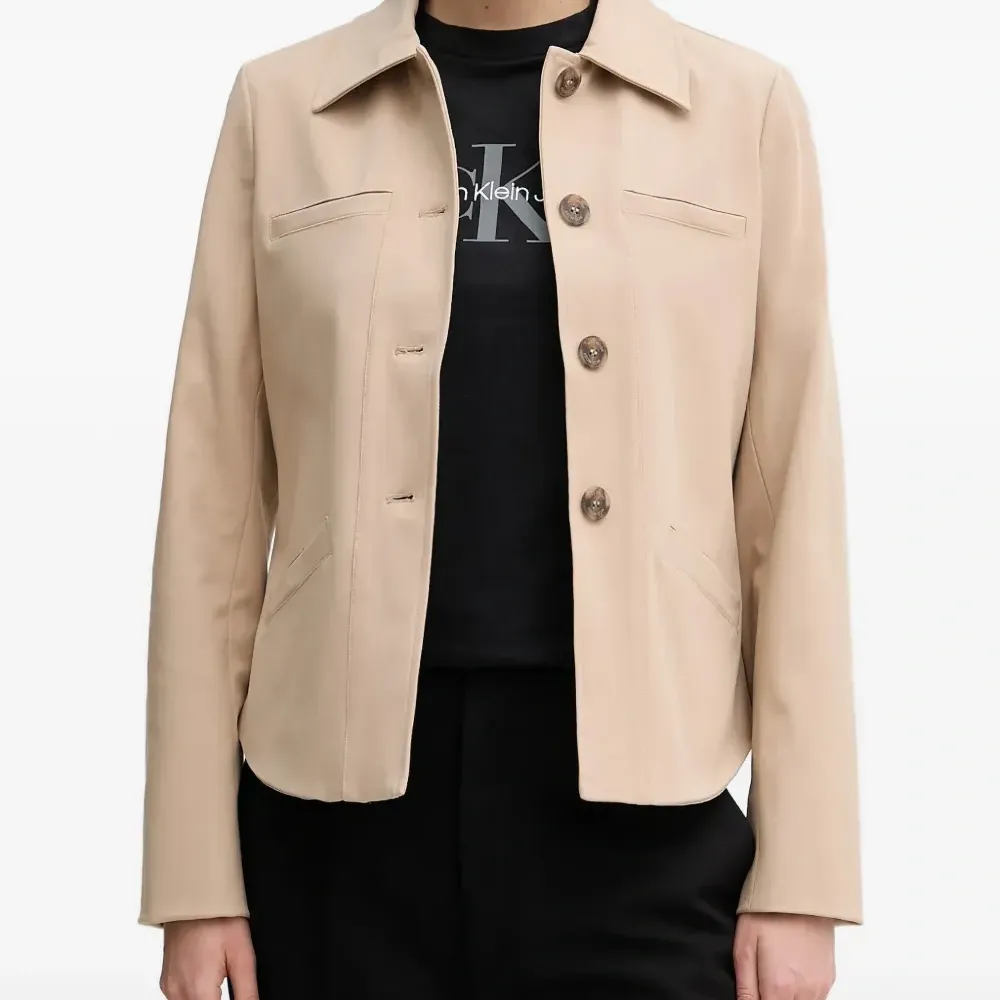 Жакет с застежкой на пуговицы и прорезными карманами