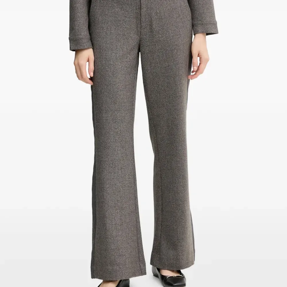 Брюки с боковыми лампасами