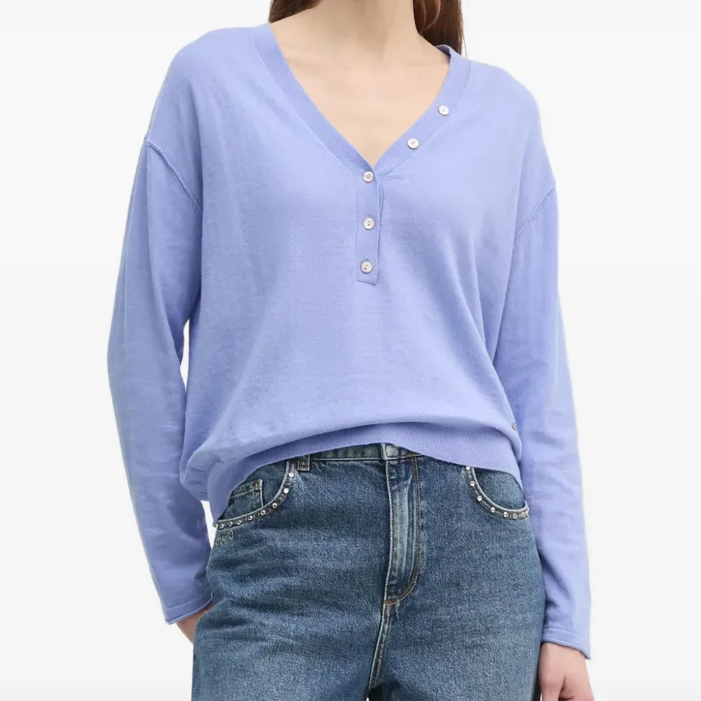 Топ с V-образным вырезом и пуговицами