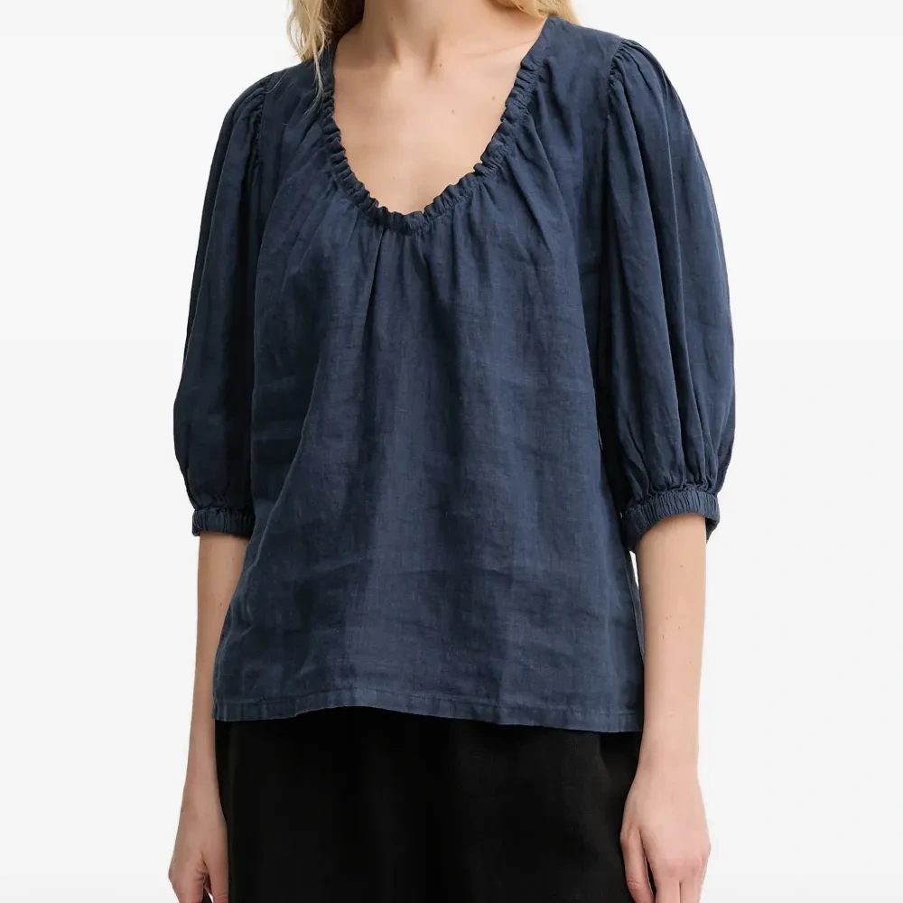 Блузка с V-образным вырезом и сборками