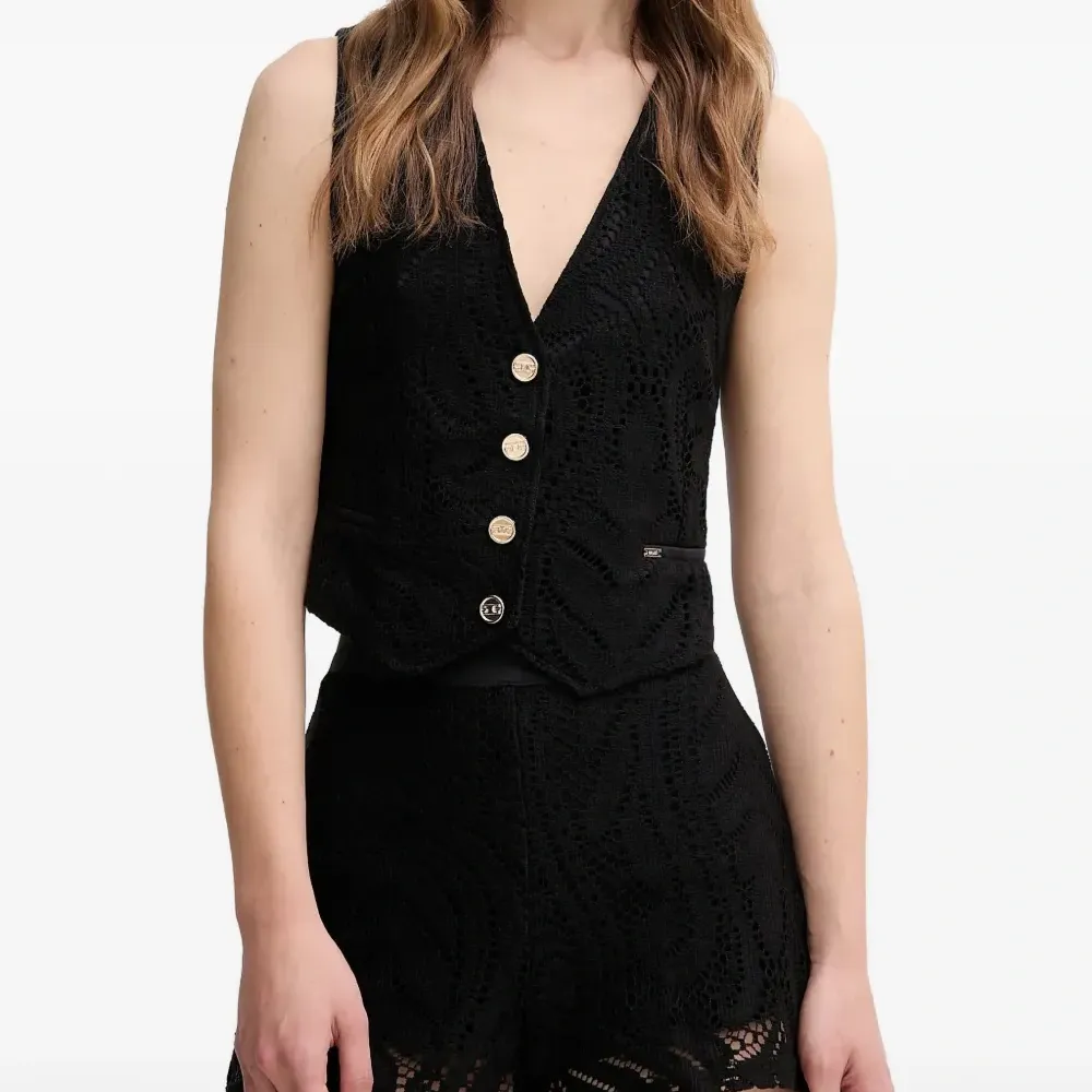 Жилет на пуговицах с V-образным вырезом